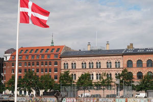 Bendera Denmark Berkibar di Luar Kementerian Luar Negeri di Kopenhagen