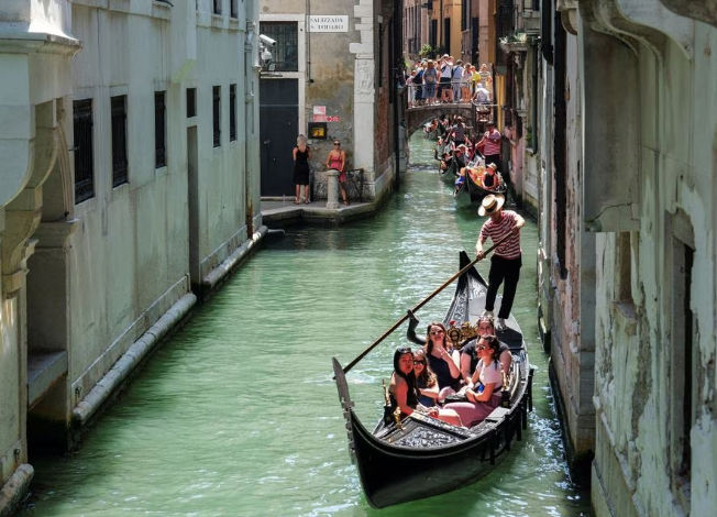 Pendayung Gondola Mendayung Gondola Mereka Melalui Kanal Venesia