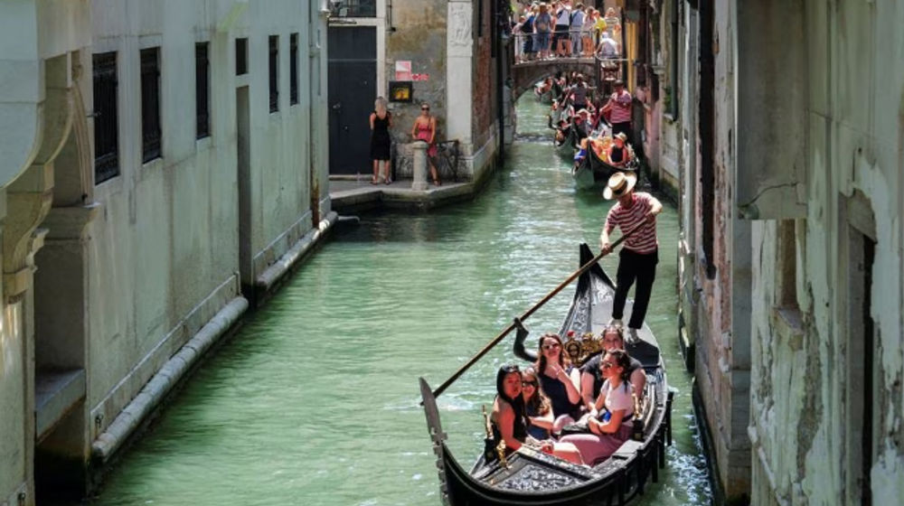 Pendayung Gondola Mendayung Gondola Mereka Melalui Kanal Venesia