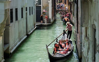 Pendayung Gondola Mendayung Gondola Mereka Melalui Kanal Venesia