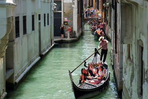 Pendayung Gondola Mendayung Gondola Mereka Melalui Kanal Venesia