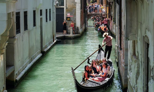 Pendayung Gondola Mendayung Gondola Mereka Melalui Kanal Venesia