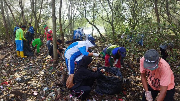 DLH Bandar Lampung Bersama Generasi Muda Bersihkan Sampah Pantai Pulau Pasar