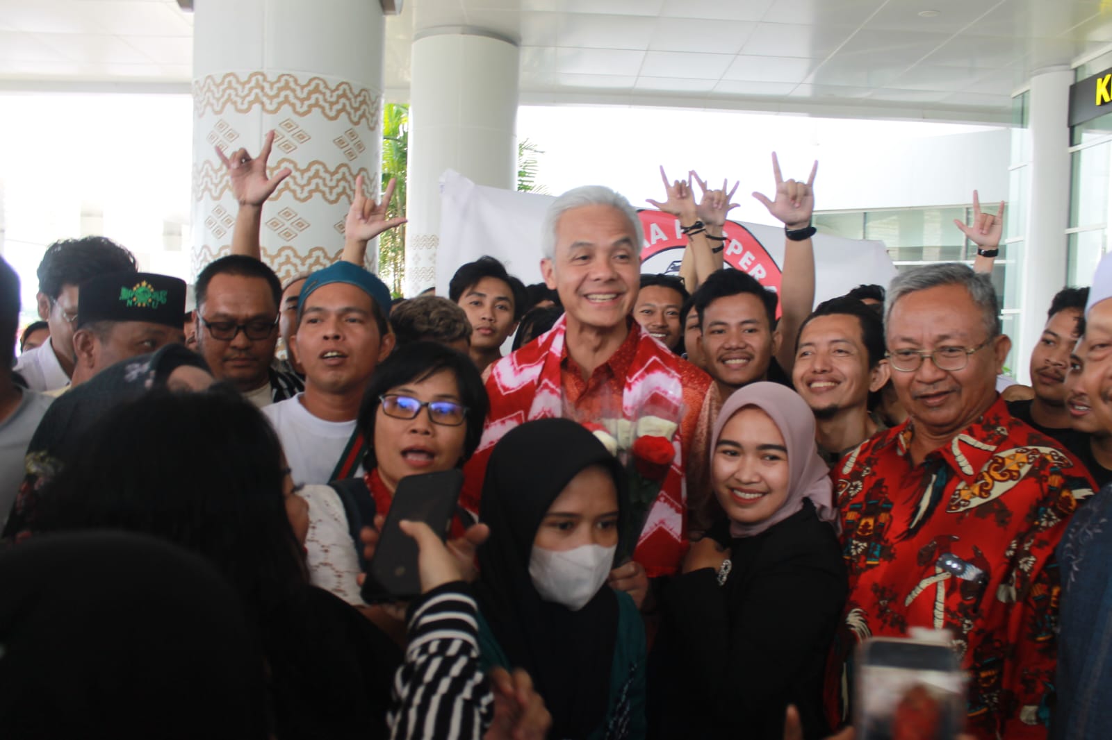 Ratusan pemuda milenial dari Pospera Kalimantan Selatan menyambut kedatangan Gubernur Jawa Tengah Ganjar Pranowo (Foto : Istimewa)