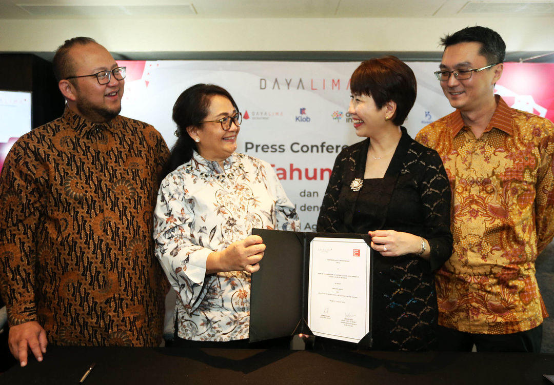 CEO Daya Dimensi Indonesia Yuri Yogaswara - CEO Dayalima Recruitment Abianti Riana - Managing Director Great Place To Work® ASEAN dan Australia-Selandia Baru (ANZ) - Director Great Place To Work® ASEAN dan Australia-Selandia Baru (ANZ) Rolland Wee Evelyn Kwek  berbincang usai penandatanganan MoU kerjasama Dayalima Group dengan Great Place To Work® ASEAN dan Australia-Selandia Baru (ANZ) di Jakarta Selasa 1 Agustus 2023. Foto : Panji Asmoro/TrenAsia