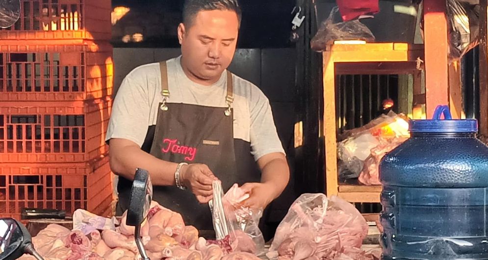 Harga Ayam Potong Turun, Pedagang Ayam Geprek Senang