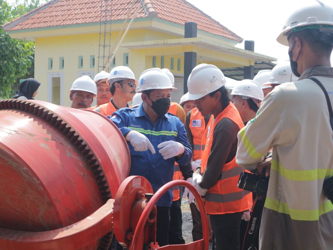 Para dosen ITS langsung mempraktekkan pembuatan beton dan bata ringan FABA kepada peserta pelatihan