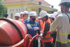 Dosen-ITS-saat-mempraktikkan-langsung-pembuatan-beton-dan-bata-ringan-FABA-kepada-para-peserta-pelatihan.jpg
