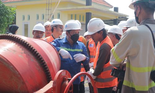 Dosen-ITS-saat-mempraktikkan-langsung-pembuatan-beton-dan-bata-ringan-FABA-kepada-para-peserta-pelatihan.jpg