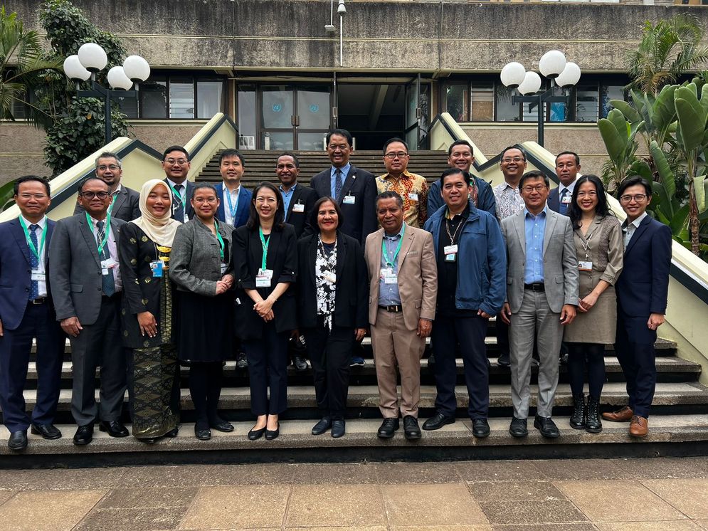 Keterangan foto Prof Edvin Aldrian (kelima dari kiri atas) dan Dr. Joni Jupesta (keempat dari kanan atas) saat berfoto bersama dengan delegasi ASEAN pada pertemuan IPCC di Nairobi, Kanya, 28 Juli 2023.jpeg