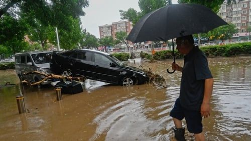 Hujan deras melanda Beijing China beberapa waktu terakhir.