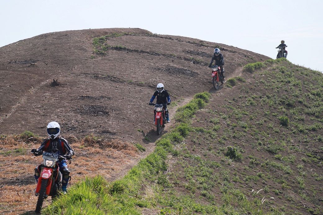 Jangan Asal Ngegas Saat Terabasan Nih Teknik Aman Dan Nyaman Naik Motor Trail Jogjaaja Com