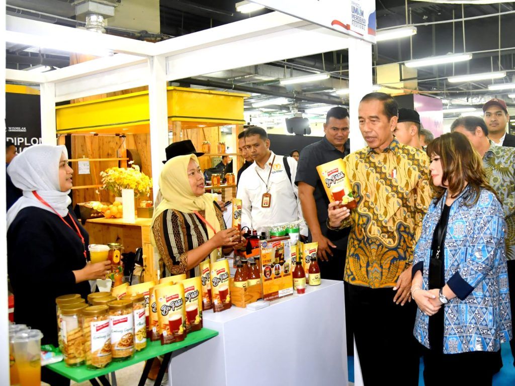Presiden Jokowi meninjau pameran Apindo, Senin (31/07/2023), di Jakarta. (Foto: BPMI Setpres)