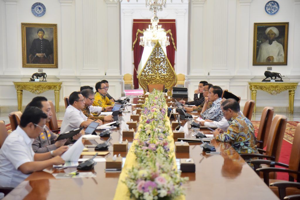 Presiden Jokowi memimpin ratas membahas ketersediaan dan keterjangkauan harga beras nasional, di Istana Merdeka, Jakarta, Rabu (02/08/2023) siang. (Foto: Humas Setkab/Agung)