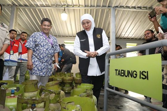 Gubernur Jatim Khofifah Indar Parawansa meninjau pangkalan elpiji 3 kilogram