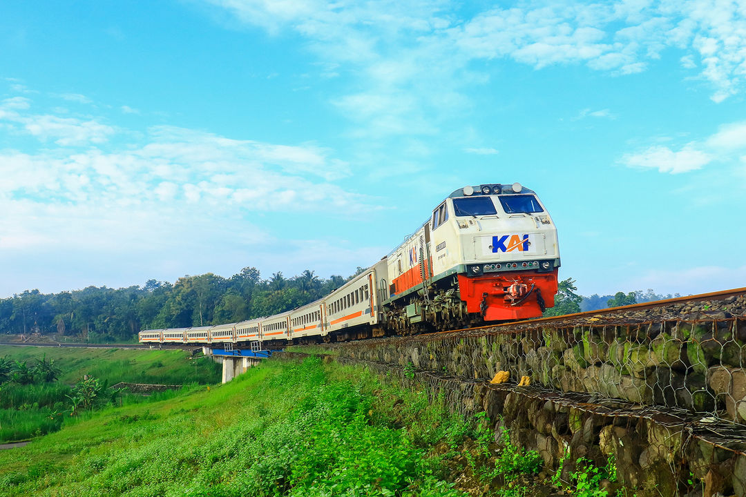 KA Kahuripan, salah satu kereta jarak jauh yang menerima subsidi PSO dari pemerintah.