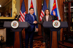 Wakil Presiden AS Kamala Harris dan Perdana Menteri Mongolia Oyun-Erdene Luvsannamsrai
