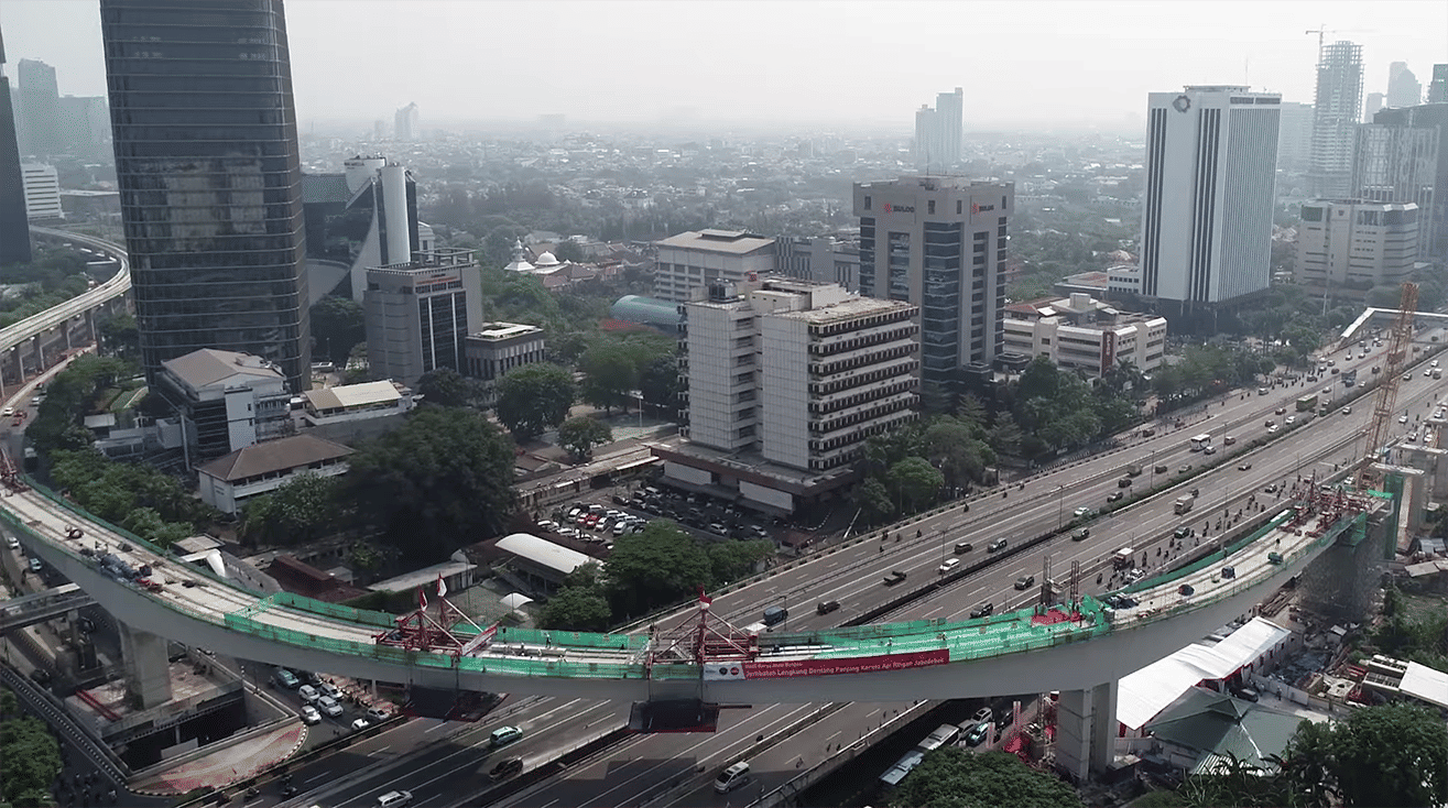 jembatan lengkung bentang panjang (longspan) yang berada di antara Gatot Subroto ke Kuningan 