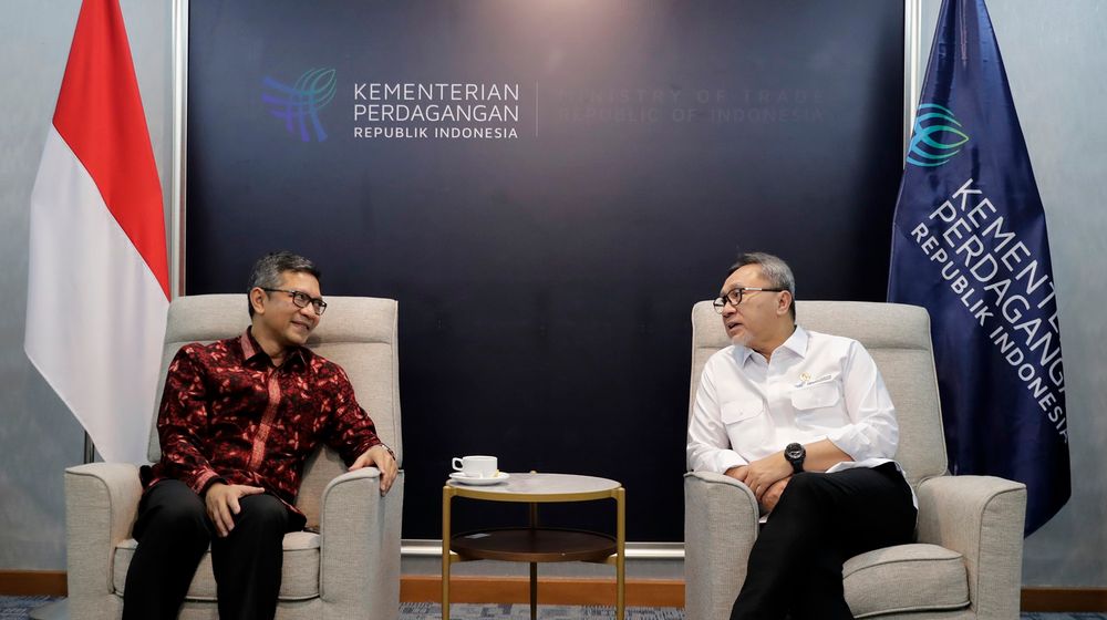 Menteri Perdagangan Zukifli Hasan melakukan pertemuan dengan Duta Besar LBBP RI Hanoi, Denny Abdi di Kantor Kementerian Perdagangan.jpg