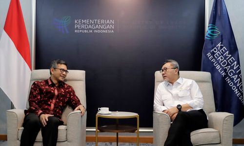 Menteri Perdagangan Zukifli Hasan melakukan pertemuan dengan Duta Besar LBBP RI Hanoi, Denny Abdi di Kantor Kementerian Perdagangan.jpg