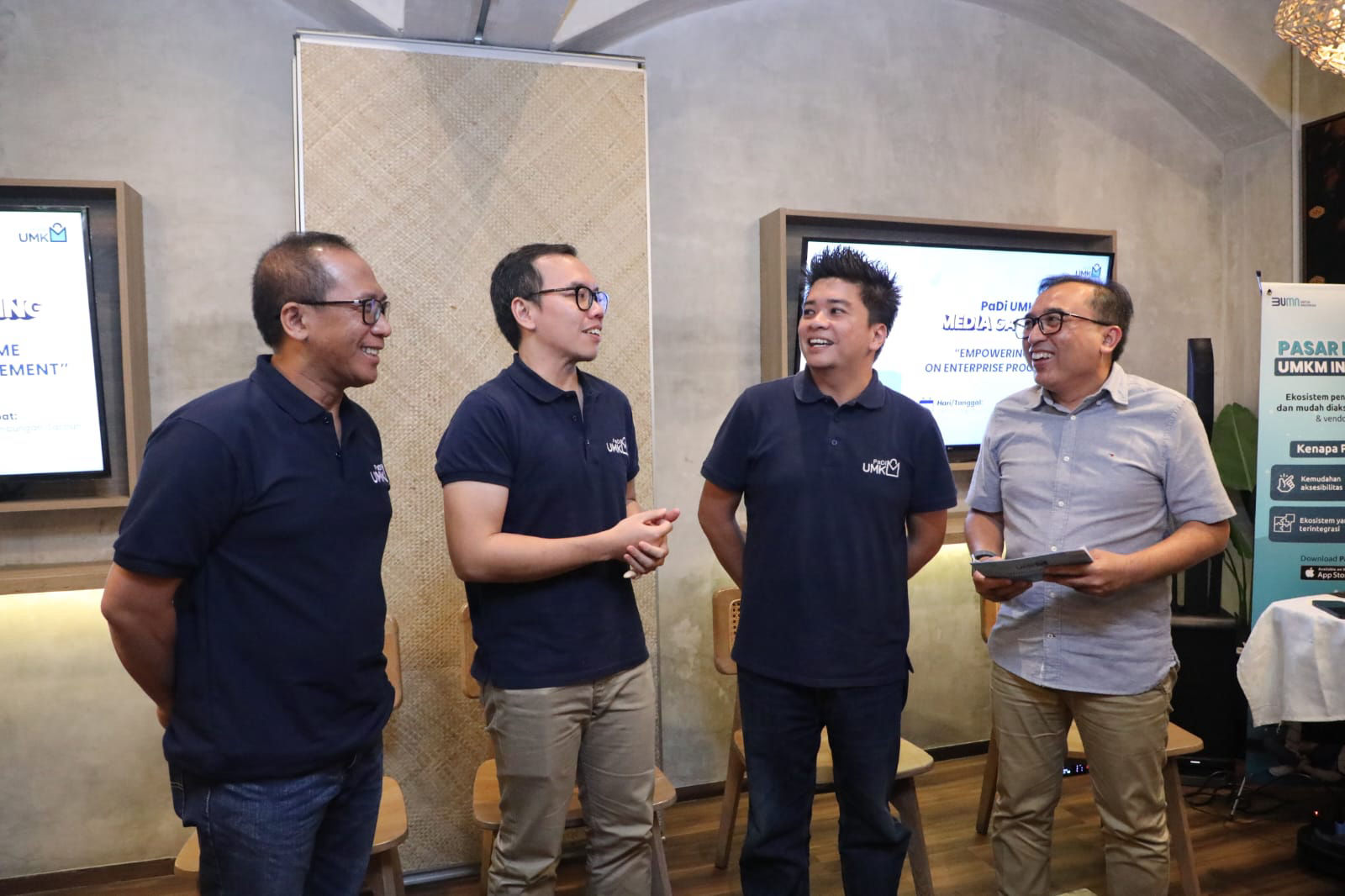 (Kiri-kanan) Executive Vice President Divisi Digital Business & Technology Telkom Komang Budi Aryasa, Direktur Digital Business Telkom Muhamad Fajrin Rasyid, CEO PaDi UMKM Jimmy Karisma Ramadhan, dan Vice President Corporate Communication Telkom Andri Herawan Sasoko