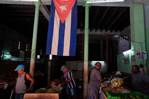 Orang-Orang mMembeli Sayuran di Pasar Umum di Havana, Kuba