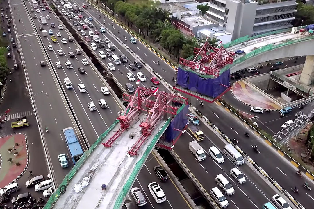 Jembatan lengkung bentang panjang (longspan) yang berada di antara Gatot Subroto ke Kuningan 