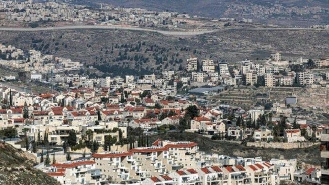 Kawasan pemukiman Yahudi Pisgat Zeev dan Desa Hizma, Palestina di bagian utara Jerusalem Timur yang dianeksasi Israel dan wilayah Palestina di Al-Ram, Tepi Barat yang diduduki. 