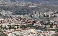 Kawasan pemukiman Yahudi Pisgat Zeev dan Desa Hizma, Palestina di bagian utara Jerusalem Timur yang dianeksasi Israel dan wilayah Palestina di Al-Ram, Tepi Barat yang diduduki. 