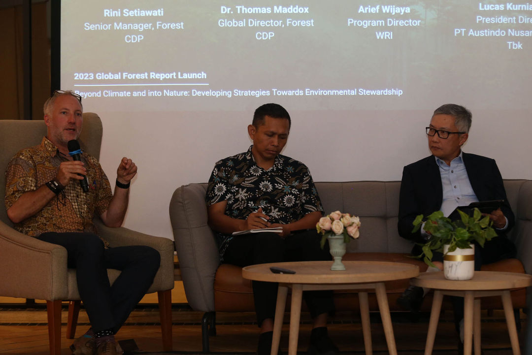 (ki-ka) Global Director of Forest and Land, CDP Tom Maddox -  Direktur Program WRI Arief Wijaya - President Director  PT. Austindo Nusantara Jaya Tbk Lucas Kurniawan saat berdiskusi tentang cara mengatasi masalah lingkungan secara holistik, termasuk perkembangan regulasi dan standar terkini, dalam acara "Beyond Climate and Into Nature" di Jakarta 3 Agustus 2023. Foto : Panji Asmoro/TrenAsia