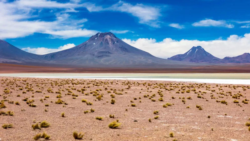 American Meteorological Society Bulletin menyebut sinar matahari paling intens terdapat di Gurun Atacama, Amerika Selatan. Saking intensnya, bahkan mengalahkan tempat-tempat seperti Gunung Everest dan kadang menyaingi kondisi di Venus. 