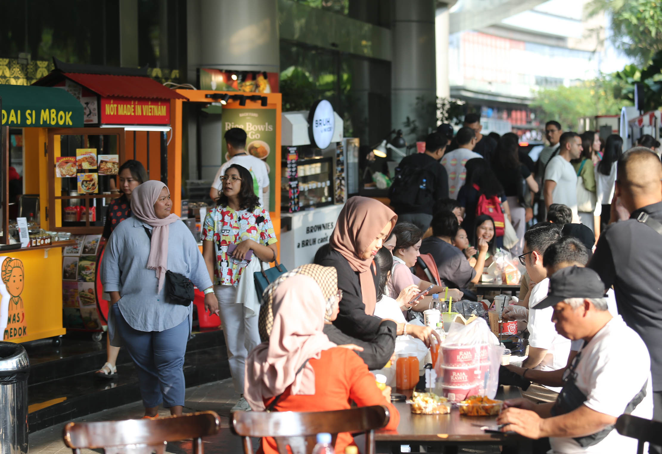 Nampak para pengunjung berkeliling stand peserta Market Museum, yg merupakan pameran UMKM dengan peserta terbanyak yang telah terselenggara sejak tahun 2013 di Lippo Malls Kemang. Foto : Panji Asmoro/TrenAsia