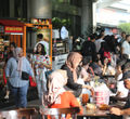 Nampak para pengunjung berkeliling stand peserta Market Museum, yg merupakan pameran UMKM dengan peserta terbanyak yang telah terselenggara sejak tahun 2013 di Lippo Malls Kemang. Foto : Panji Asmoro/TrenAsia