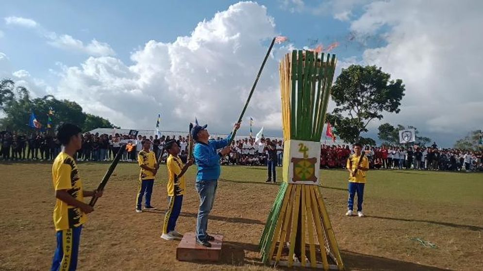 Pembukaan Pesta Pancawindu ditandai dengan penyalaan obor oleh Ketua Yayasan Lembaga Pendidikan Swasta SMP-SMA St. Klaus Kuwu, RD Fidelis Den, Sabtu, 5 Agustus 2023.