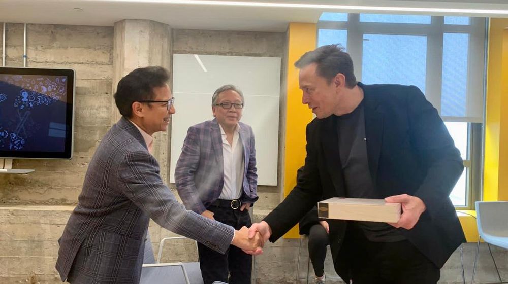 Menkes berjabat tangan dengan Elon Musk.jpg