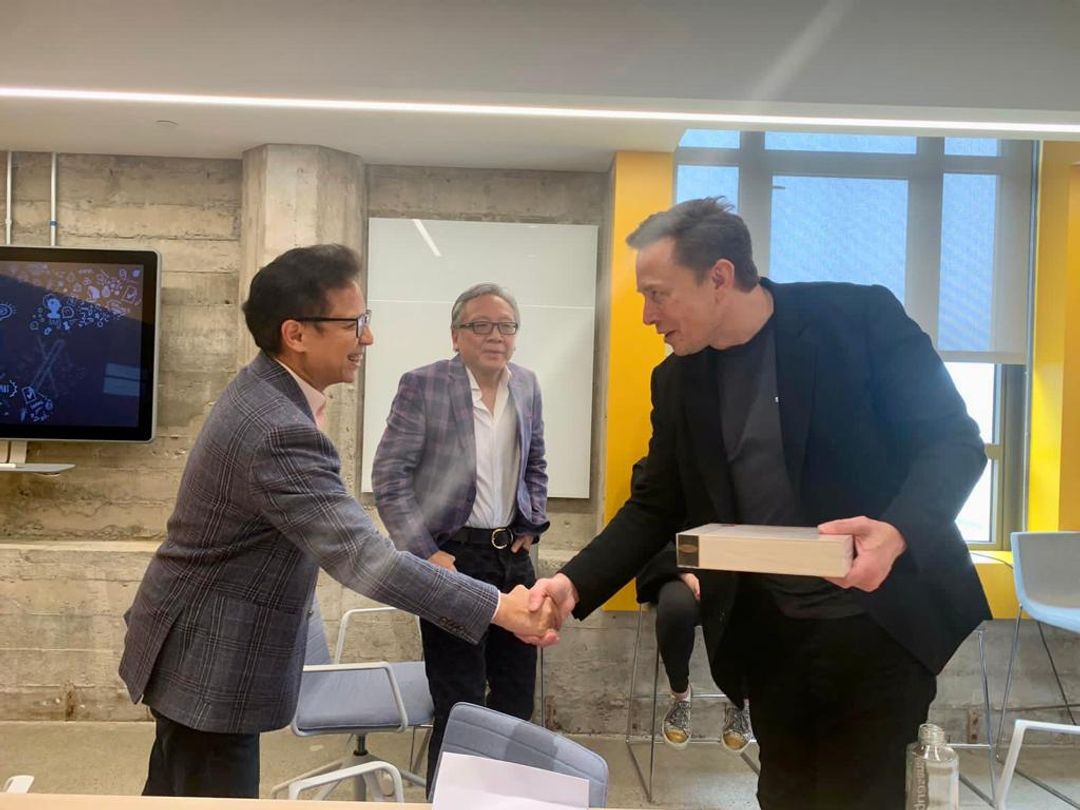 Menkes berjabat tangan dengan Elon Musk.jpg