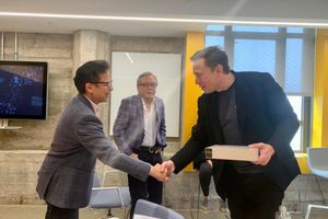 Menkes berjabat tangan dengan Elon Musk.jpg