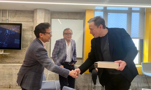 Menkes berjabat tangan dengan Elon Musk.jpg