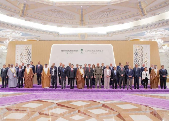Perwakilan dari lebih dari 40 negara termasuk China, India, dan AS, berpose untuk foto keluarga saat mereka menghadiri pembicaraan di Jeddah