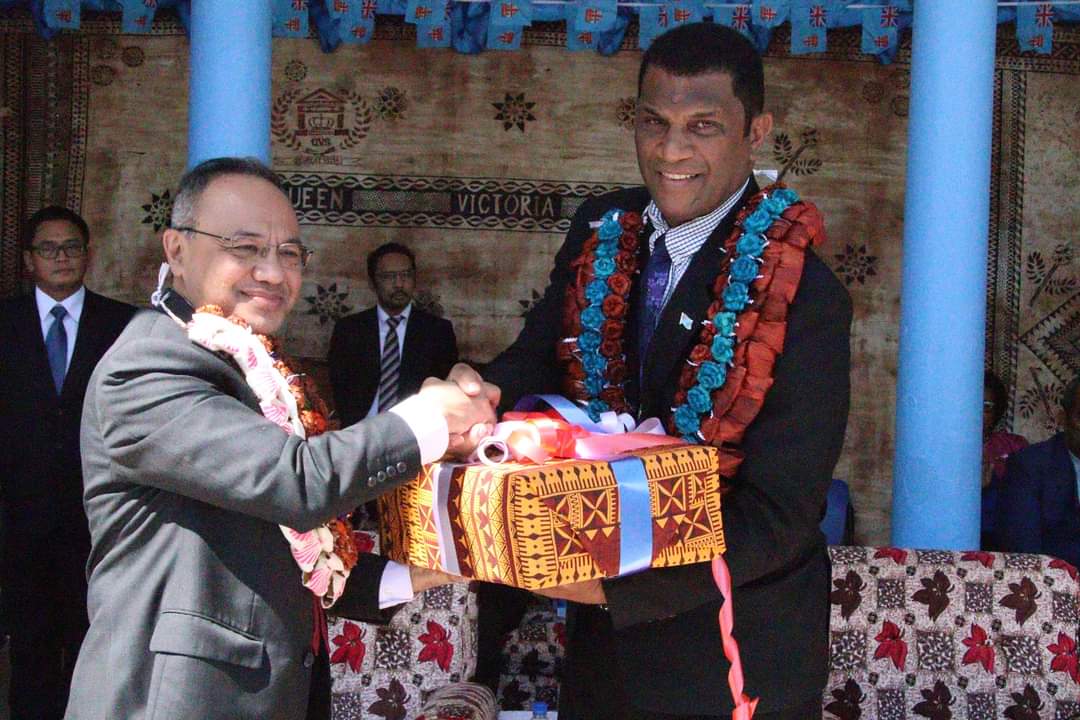 Hon. Aseri Radrodro, Menteri Pendidikan Fiji, dan Duta Besar Teuku Faizasyah