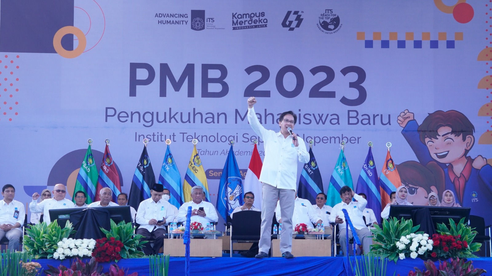 Rektor ITS Prof Dr Ir Mochamad Ashari MEng IPU AEng bersama para jajaran pimpinan ITS memberikan semangat kepada para mahasiswa baru ITS 2023 saat pengukuhan, Senin (7/8/2023). DUTA/ist