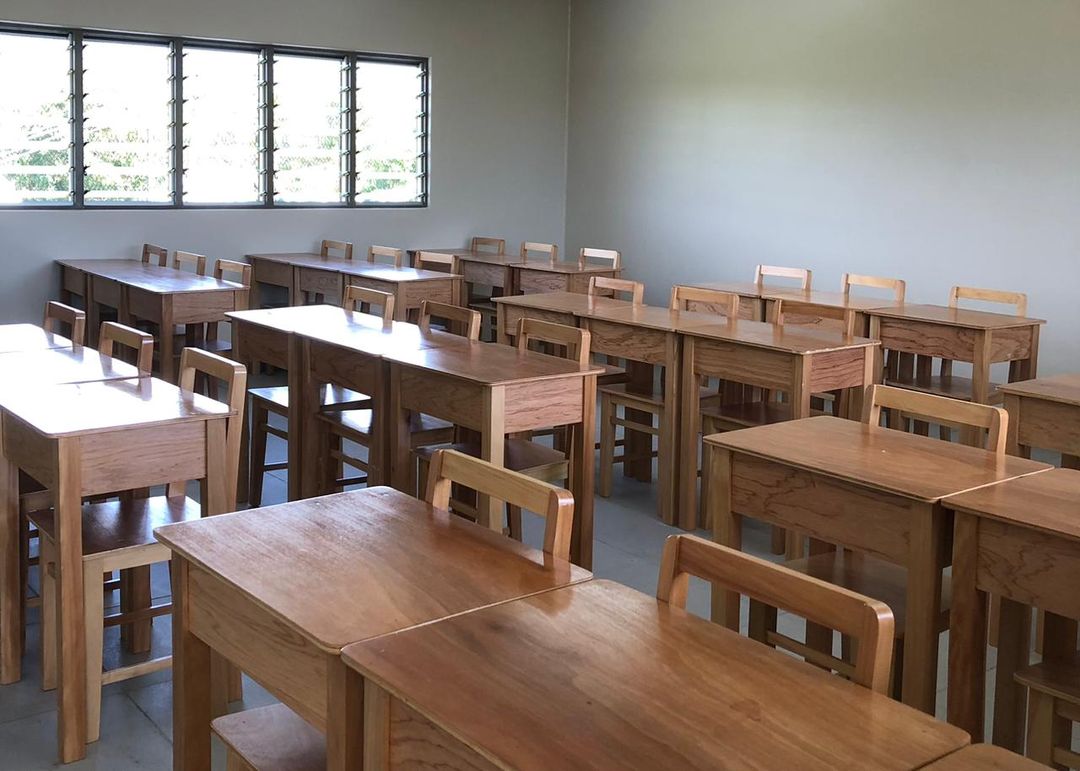 Bangku sekolah di Queen Victoria School usai direhabilitasi.