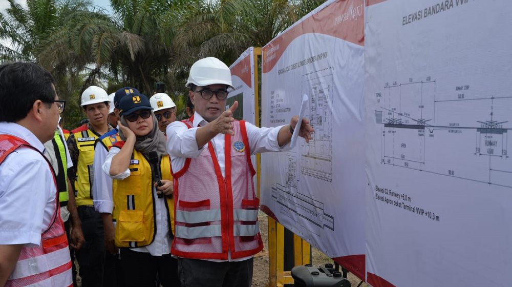 Menteri Perhubungan Budi Karya Sumadi melakukan tinjauan lokasi pembangunan Bandara Very Very Important Person (VVIP) Ibu Kota Nusantara (IKN).jpg