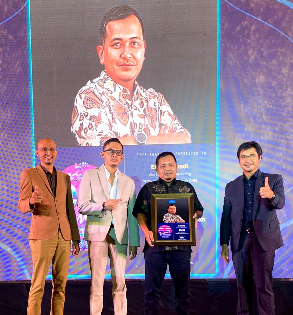 Eri Palgunadi, Marketing Group Head JNE (kanan tengah) menerima penghargaan PR Person Award 2023