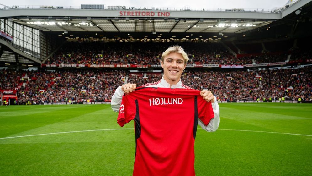 Manchester United resmi memperkenalkan Rasmus Hojlund pada 5 Agustus 2023 waktu setempat