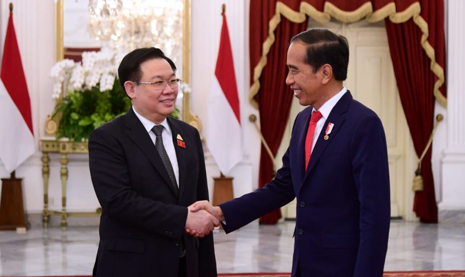Presiden Joko Widodo menerima kunjungan kehormatan Ketua Parlemen Vietnam, Vuong Dinh Hue, beserta delegasi di Istana Merdeka, Jakarta