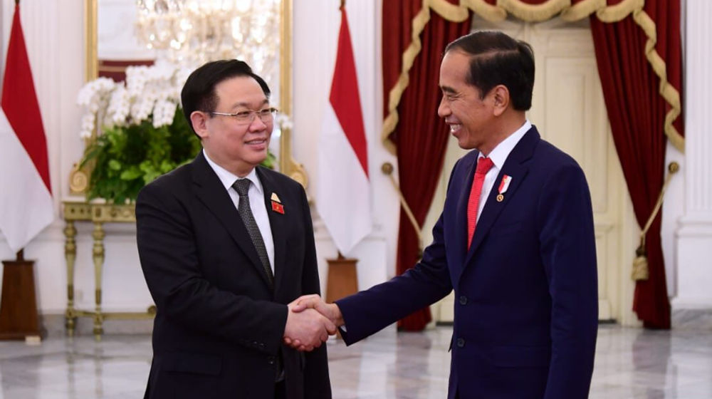 Presiden Joko Widodo menerima kunjungan kehormatan Ketua Parlemen Vietnam, Vuong Dinh Hue, beserta delegasi di Istana Merdeka, Jakarta
