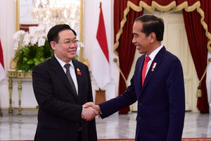 Presiden Joko Widodo menerima kunjungan kehormatan Ketua Parlemen Vietnam, Vuong Dinh Hue, beserta delegasi di Istana Merdeka, Jakarta