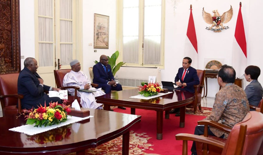 Presiden Joko Widodo menerima kunjungan Sekretaris Jenderal Organisasi Kerja Sama Islam (OKI), Hissein Brahim Taha, di Istana Merdeka, Jakarta