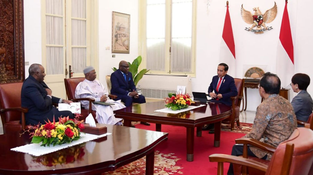 Presiden Joko Widodo menerima kunjungan Sekretaris Jenderal Organisasi Kerja Sama Islam (OKI), Hissein Brahim Taha, di Istana Merdeka, Jakarta